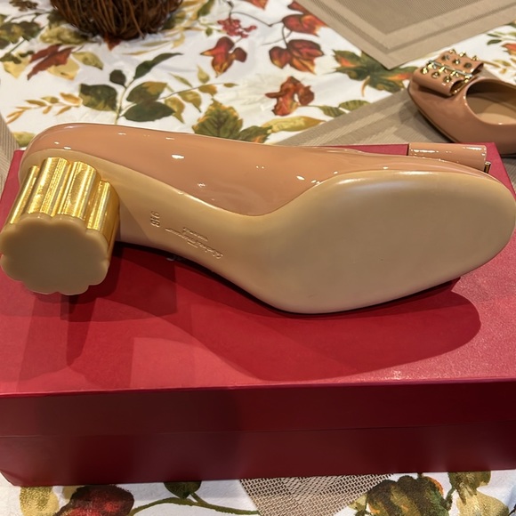 Salvatore Ferragamo Capua 55 round toe gold heel with gold studs on bow - Picture 3 of 10
